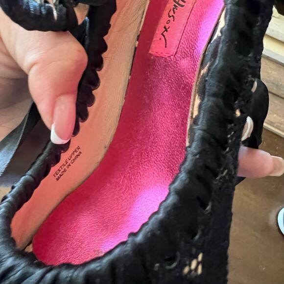 Betsey Johnson Lace Tie Up Black Heels Size 5.5 - Picture 4 of 5